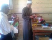 بالصور.. رئيس منطقة الأقصر الأزهرية يتفقد امتحانات النقل الابتدائية