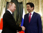بالصور.. بوتين يلتقى رئيس وزراء اليابان لبحث المشاكل الدولية والإقليمية