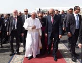 بالفيديو والصور.. بابا الفاتيكان يصل القاهرة ورئيس الوزراء يستقبله بالمطار