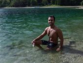 عمرو حجازى يستعد لدخول "جينس" بعد عبوره خليج العقبة سباحة بساق واحدة