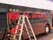 الأهلى يعيد "الاستيكرات" على الأتوبيس الجديد للفريق الكروى 