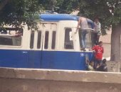 قارئة ترصد ركوب الأطفال على "سبنسة" الترام فى الإسكندرية وتعرض حياتهم للخطر