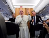 بالصور.. بابا الفاتيكان يتحدث للصحفيين عن زيارته لمصر على متن الطائرة