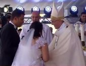 بالفيديو.. لحظة مباركة بابا الفاتيكان زواج عروسين باستاد الدفاع الجوى