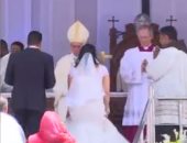 البابا فرانسيس يبارك زواج عروسين فى استاد الدفاع الجوى قبل بدء القداس