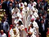 بابا الفاتيكان يغادر استاد الدفاع الجوى عقب انتهاء القداس الإلهى