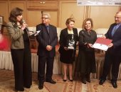 مشيرة خطاب تحصل على جائزة "فاطمة الفهرية" بتونس