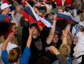 بالصور.. مؤيدو ترامب يطردون شخصين رفعا علم روسيا خلال خطاب الـ100 يوم