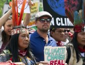 بالصور.. ليوناردو دى كابريو فى مسيرة من أجل تغيير المناخ