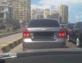 سيارة بزجاج "فاميه" وبدون لوحات معدنية تسير بحرية على كورنيش بالإسكندرية