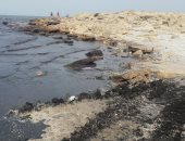 بالفيديو والصور.. "اليوم السابع" يرصد بقعة بترولية في مياه شاطئ بور سعيد