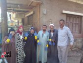 بالصور..شباب يوزعون 100 قفاز على عمال النظافة فى بنى سويف بمناسبة عيد العمال