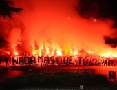 جماهير أتلتيكو مدريد تشعل حماس اللاعبين قبل الديربى بـ"الشماريخ"