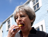 بالصور.. رئيسة وزراء بريطانيا تتناول البطاطس والمشروبات الغازية بالشارع