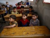 بالصور.. الدفاع المدنى السورى يدرب الأطفال بالمدارس على السلامة الحربية 