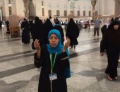 "فتاة العربة" تزور المسجد النبوى قبل توجهها لأداء مناسك العمرة