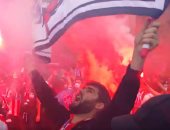 شاهد.. شماريخ جماهير أتلتيكو مدريد تشعل الأجواء قبل مباراة الريال