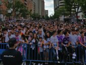 شاهد.. استقبال حاشد من جماهير ريال مدريد لحافلة الفريق قبل لقاء أتلتيكو