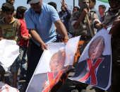 بالصور.. فلسطينيون يحرقون صور "ترامب" احتجاجا على حصار غزة