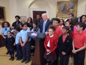 بالصور.. ترامب يستقبل طلاب المدرسة الكاثولوكية أثناء زيارتهم للبيت الأبيض 