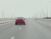 قارئ يرصد سيارة بدون لوحات تسير على طريق مصر إسكندرية الصحراوى
