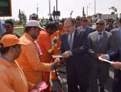 بالصور ..محافظ بنى سويف يكافئ العمال المتميزين بمشروع النظافة