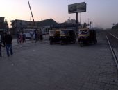 بالفيديو والصور .. أهالى ميت حلفا يناشدون محافظ القليوبية إنقاذهم من "مزلقان الموت"