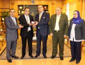 رئيس جامعة المنصورة يكرم استاذ مساعد بـ"طب بيطرى" لترقيته بنظام التميز العلمى