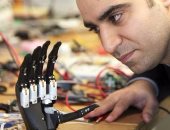 علماء يطورن يدًا آلية ذات إحساس طبيعى