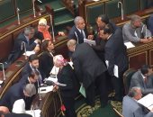 رئيس البرلمان يوقف الجلسة لمدة 5 دقائق بسبب حديث النواب مع الوزراء