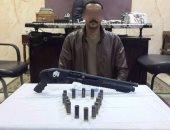 القبض على موظف بحوزته سلاح نارى وعدد من الطلقات بقطور غربية