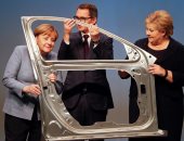 بالصور.. ميركل تفتتح خط انتاج جديد لصناعة السيارات فى ألمانيا