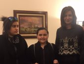 بالصور.. وزيرة الهجرة تستقبل فتاتين بالمطار توفى والداهما فى السعودية