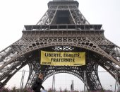 بالصور.. ناشطون يعلقون لافتة على برج إيفل ضد المرشحة الرئاسية مارين لوبان 