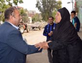 محافظة كفر الشيخ تستجيب لشكوى "المعاق الزاحف" وتقرر تغطيه مصرف قريته