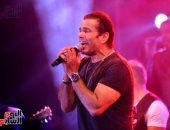عمرو دياب يقدم أغنية جديدة بحفل "كايرو فيستيفال" والجمهور يهديه باقة ورد