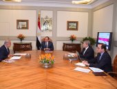 بالصور.. السيسي يستعرض مع رئيس الوزراء ووزير المالية مؤشرات تحسن الاقتصاد