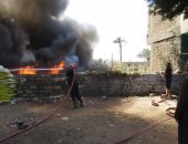 بالصور.. مدير أمن بنى سويف يشرف على إطفاء حريق لمنع امتداد النيران للمنازل
