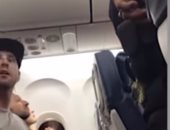 بالفيديو.. شركة طيران أمريكية تطرد عائلة وتهددها بالسجن لرفض التخلى عن مقعد طفلها