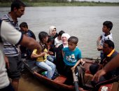 هروب سكان الموصل من الحرب والفيضانات على متن مراكب متهالكة