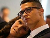 أهم 10 بوستات.. كريستيانو رونالدو ينشر صورة بصحبة والدته ويعلق: "بحبك"