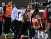 بالفيديو.. مدرب أرجنتينى يغادر الملعب عاريًا اعتراضًا على الحكم