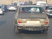 مواطن يرصد سيارة بدون لوحات معدنية بالطريق الدائرى 