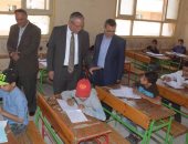 محافظ المنيا يتابع لجان امتحانات الشهادة الابتدائية بمركز سمالوط