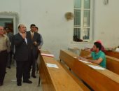 رئيس جامعة أسيوط يتفقد سير امتحانات التعليم المفتوح