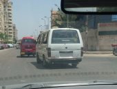 قارئ يرصد سيارة "ميركوباص" بدون لوحات معدنية بسموحة فى الإسكندرية