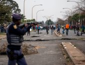 بالصور.. اشتباكات عنيفة بين قوات الشرطة ومحتجين فى جنوب أفريقيا