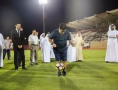 بالصور.. مارادونا يستعرض مهاراته الكروية بعد قيادة الفجيرة الإماراتى