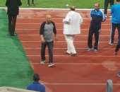 بالصور.. طرد حسام حسن من مباراة دجلة للاعتراض على الحكم