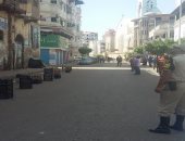 بالصور.. تساقط أجزاء من عقار آيل للسقوط يغلق شارع التحرير بدمياط